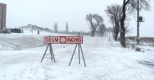 Poliţia de Frontieră Iaşi: DN 24C, închis circulaţiei până vineri dimineaţă, din cauza viscolului şi a  zăpezii / La Punctul de Trecere a Frontierei Costeşti camioanele care intră în Republica Moldova, parcate în terminalul Serviciului Vamal