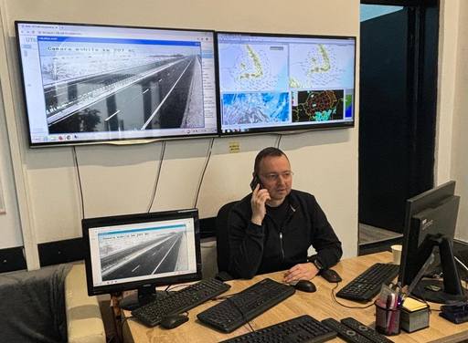 Pistol, CNAIR: Nu există autostrăzi, drumuri expres sau drumuri naţionale închise din cauza fenomenelor meteorologice. Aproximativ 1.000 de utilaje acţionează pentru a curăţa zăpada de pe carosabil şi pentru a combate poleiul
