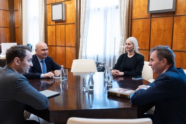 Premierul Ilie Bolojan a primit la Palatul Victoria o delegaţie a companiei Wizz Air, la solicitarea companiei / Părţile au convenit asupra importanţei ca operatorul aerian să răspundă aşteptărilor pasagerilor