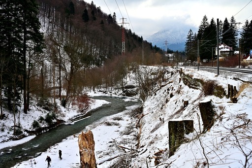 Constructorii care lucrează la o centură ocolitoare în zona Buşteni - Azuga semnalează „posibile riscuri de instabilitate în zona taluzului adiacent căii ferate, pe magistrala Bucureşti-Braşov”. Problemele, observate în urma defrişării vegetaţiei 
