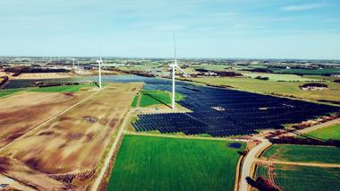 Eurowind Energy România pregăteşte primul său proiect hibrid eolian–fotovoltaic în judeţul Constanţa, cu o capacitate totală de 49,6 MW. Investiţia este estimată la aproximativ 65 de milioane de euro