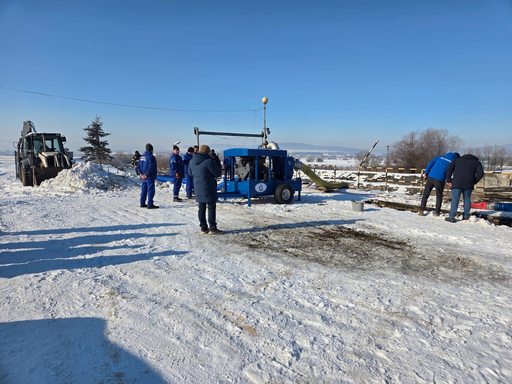 Continuă intervenţiile la Priza de Apă Gurghiu, judeţul Mureş, unde s-au format pod de gheaţă şi depuneri / Motopompe de mare capacitete funcţionează neîntrerupt pentru a asigura alimentarea cu apă a consumatorilor din Reghin şi localităţile limitrofe