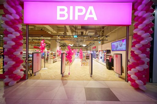 Reţeaua austriacă de drogherii BIPA a intrat pe piaţa din România, deschizând primul magazin în Mega Mall Bucureşti şi vrea să deschidă între 20 şi 25 de magazine pe an