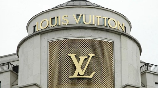 Producătorul şi distribuitorul produselor Louis Vuitton şi Moët&Chandon în România a fost amendat de Consiliul Concurenţei cu 4,5 milioane lei, pentru participarea la o înţelegere anticoncurenţială