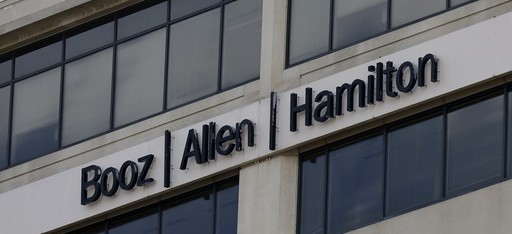Trezoreria SUA anulează contractele cu firma Booz Allen după divulgarea în public a dosarelor fiscale ale lui Trump; acţiunile companiei scad