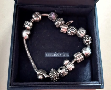 Declin de 7% al acţiunilor Pandora, marţi, după avertismente privind impactul volatilităţii preţului argintului