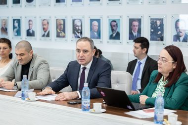 Ministrul Finanţelor, Alexandru Nazare, anunţă că joi va publica în transparenţă pachetul de măsuri pentru relansarea economică, rezultat prin contribuţia partenerilor din coaliţia de guvernare şi din dialogul cu mediul de afaceri