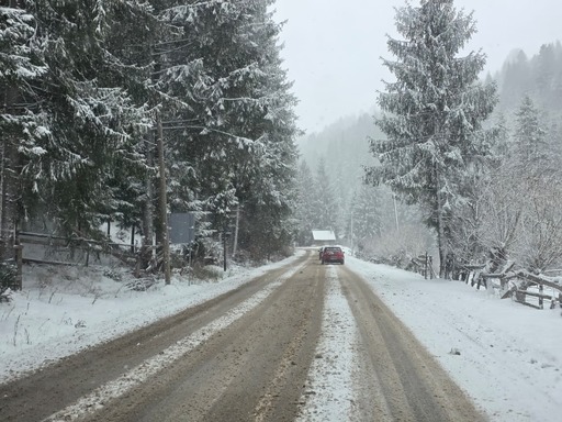 Ninsori abundente în zona montană a judeţului Vâlcea / Avertismentul drumarilor – VIDEO