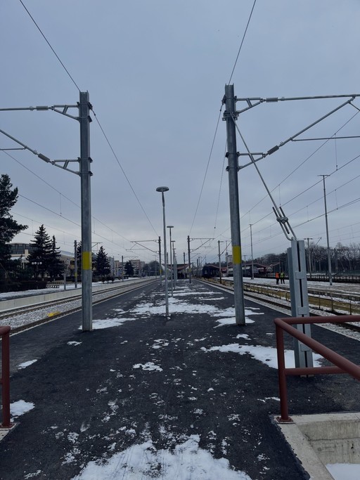 Asociaţia Pro Infrastructură: Gara Braşov, afectată de... modernizare / Ne aşteptăm ca lucrările să mai dureze 2-3 ani / Organizaţia reclamă soluţii de cascadorii râsului - FOTO

