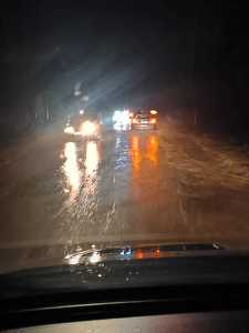 Trafic îngreunat pe DN10, în zona Sătuc, unde au ajuns pe carosabil cantităţi mari de apă - FOTO