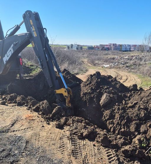 Direcţia de Drumuri şi Poduri Timişoara a desfiinţat mai multe drumuri construite ilegal şi care fac legătura între proprietăţi private şi DN59 / Utilizarea acestora genera un risc suplimentar pentru siguranţa circulaţiei, prin manevre necontrolate - FOTO