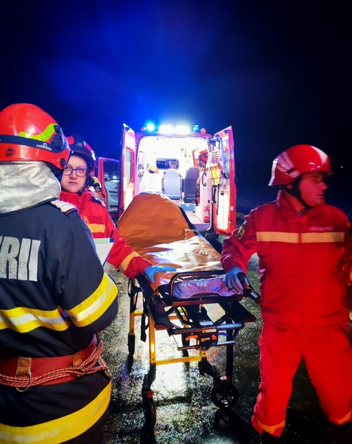 Opt persoane, între care doi copii de 7 ani, rănite într-un accident rutier produs în judeţul Hunedoara