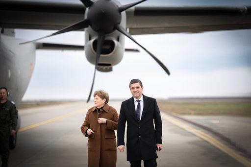 Ministrul Apărării, alături de o delegaţie a Congresului SUA, la Centrul de Instruire F-16 – Radu Miruţă: România îşi asumă responsabil rolul de furnizor de securitate în regiune şi va continua să investească în capacităţi moderne

