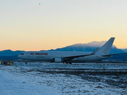 Primul zbor cargo pe Aeroportul Internaţional Braşov-Ghimbav - Un Boeing 767 a transportat aproximativ 47 de tone de marfă / Adrian Veştea: Un semnal că infrastructura construită începe să genereze oportunităţi reale pentru economie 

