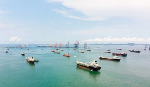 Tarifele pentru supertancurile petroliere ating un nivel record, pe măsură ce asigurătorii renunţă la acoperirea de risc de război în Orientul Mijlociu