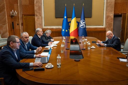 Premierul Bolojan, întâlnire de lucru privind stadiul de realizare al proiectului pentru electrificarea şi reabilitarea liniei de cale ferată Cluj Napoca – Oradea – Episcopia Bihor / Investiţia de peste 7,6 miliarde de lei este finanţată prin PNRR