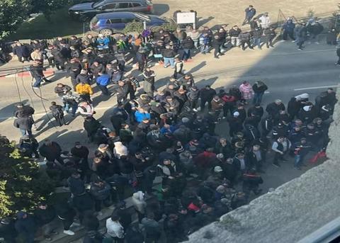 Nou protest al salariaţilor Complexului Energetic Oltenia – Protestatarii au blocat traficul şi mărşăluiesc pe străzi / Jandarmii anunţă că nu s-au înregistrat incidente

