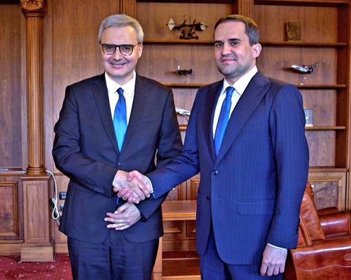 Ministrul Transporturilor, întâlnire cu Nicholas Warney, Ambasadorul Franţei în România / Discuţii privind dezvoltarea unui hub logistic bazat pe poziţia strategică a Portului Constanţa şi colaborare regională în domeniile feroviar şi aerian
