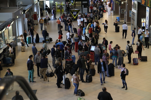 Cozi uriaşe pe aeroporturile din SUA după demisia a sute de agenţi de securitate
