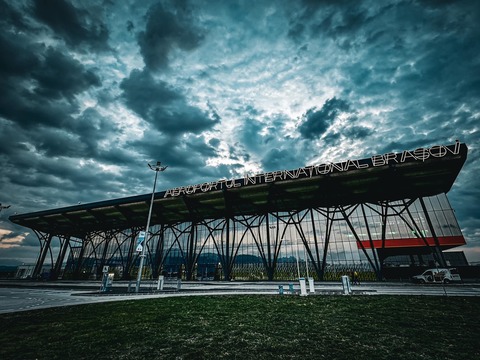 Aeroportul din Braşov anunţă un record în privinţa numărului de curse regulate operate într-o zi/ În primul trimestru, a înregistrat o creştere aproape dublă a traficului faţă de perioada similară din 2025