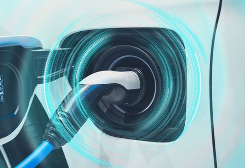 Războiul cu Iranul stimulează interesul pentru maşinile electrice, în timp ce marii producători revin la motoarele clasice