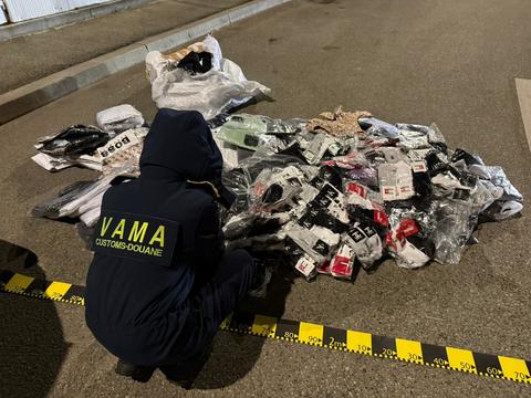 Timiş: Articole de îmbrăcăminte susceptibile a fi contrafăcute, în valoare de peste trei milioane de lei, descoperite într-un automarfar condus de un cetăţean turc

