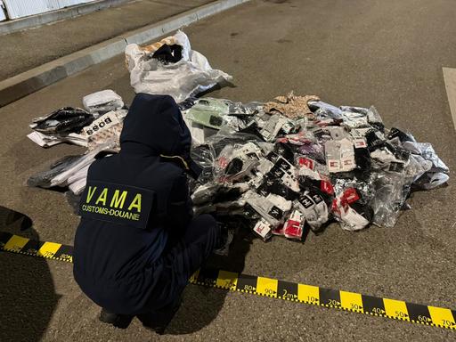 Timiş: Articole de îmbrăcăminte susceptibile a fi contrafăcute, în valoare de peste trei milioane de lei, descoperite într-un automarfar condus de un cetăţean turc

