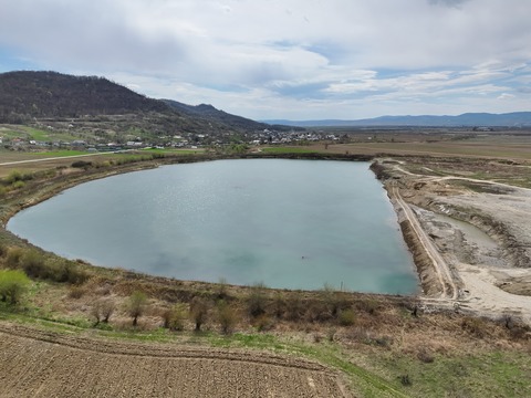 Garda de Mediu Bacău: Unele proiecte de ”amenajare fermă piscicolă” pot ascunde, de fapt, exploatări necontrolate de agregate minerale / Exploatare ilegală depistată în extravilanul comunei Buhoci