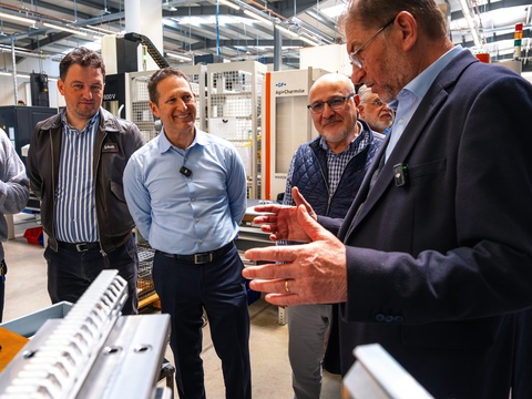 Compania americană Sig Sauer, interesată de parteneriate cu producătorii români din domeniul apărării/ Directorul executiv al gigantului american, în vizită la Cugir, polul industriei româneşti de apărare