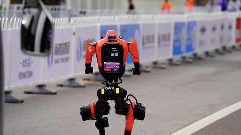 Roboţi umanoizi au depăşit alergătorii umani într-un semimaraton din Beijing, demonstrând progrese rapide ale tehnologiei