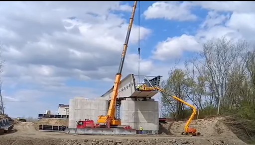 Direcţia Regională de Drumuri şi Poduri Iaşi anunţă că stadiul fizic al lucrărilor la Podul de la Ungheni a ajuns la 45 la sută. Lucrările ar urma să fie finalizate în această toamnă
