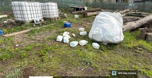 Dosar penal şi amendă de 15.000 de lei, după ce în gospodăria unui bărbat din judeţul Suceava s-au găsit cantităţi mari de de îngrăşăminte chimice depozitate necorespunzător – FOTO

