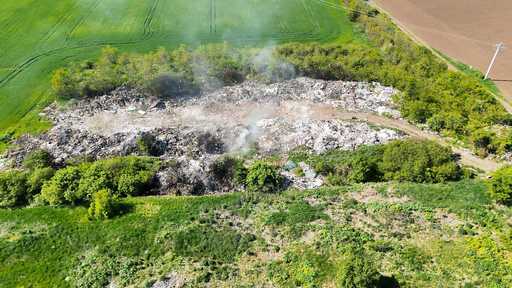 Depozite masive de deşeuri, descoperite în Arad - Pe o suprafaţă de 15 hectare, s-au depozitat ilegal deşeuri electrice, dar şi din construcţii şi demolări / Un incendiu s-a produs recent în zonă - FOTO / VIDEO
