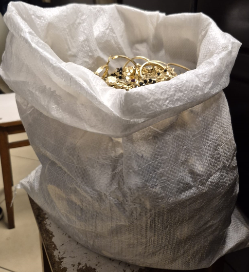 ANAF Antifraudă a confiscat 18 kilograme de aur de la o casă de amanet din Timişoara, în valoare de peste nouă milioane lei/ Metalul preţios provenea din contracte pe care societatea nu le înregistra legal