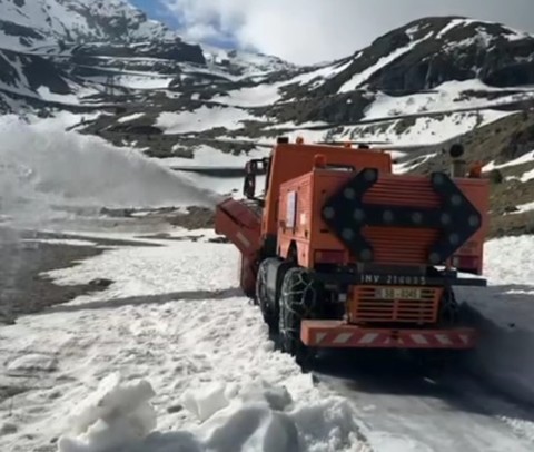 Drumarii au început deszăpezirea pe Transfăgărăşan – Stratul de zăpadă este mai mare decât în alţi ani – VIDEO