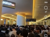 Lansarea ceasului ”Royal Pop”, realizat de Swatch şi Audemars Piguet, a degenerat în haos în mai multe oraşe