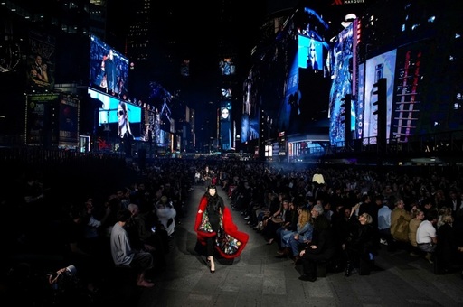 Gucci a transformat Times Square într-un podium de modă, în încercarea grupului Kering de a relansa brandul aflat în dificultate