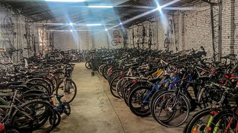 Depozite ilegale cu biciclete şi trotinete electrice destinate vânzării, descoperite în Câmpia Turzii / ANAF a confiscat obiecte în valoare de 1 milion de lei