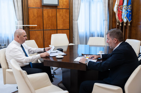 Premierul interimar Ilie Bolojan, întrevedere cu CEO-ul Dacia / Discuţii privind necesitatea menţinerii unor politici publice care să susţină reînnoirea parcului auto şi dezvoltarea industriei naţionale