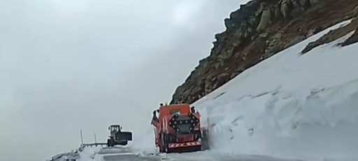 Drumarii deszăpezesc Transalpina şi Transfăgărăşanul şi fac eforturi pentru finalizarea operaţiunilor pentru redeschiderea traficului – VIDEO
