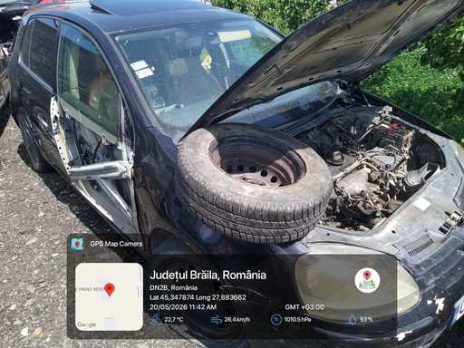 Un agent economic din judeţul Brăila care dezmembra maşini fără autorizaţie de mediu, amendat / Pe terenul din jurul atelierului, comisarii au găsit 740 de litri de uleiuri uzate - FOTO