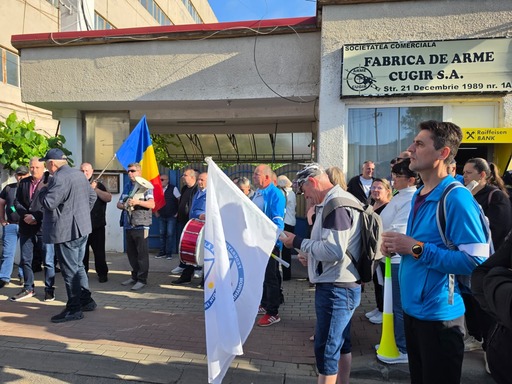 Protest la Fabrica de Arme de la Cugir - Angajaţii au ieşit în faţa fabricii pentru a-şi manifesta nemulţumirea cu privire la salarii - FOTO