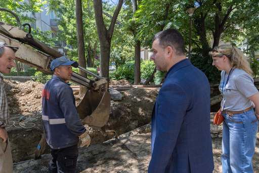 Primarul general, verificări pe şantierul de pe Calea Văcăreşti, aflat la stadiu de doar 30%, deşi lucrările ar fi trebuit finalizate – La un punct de lucru a găsit doar trei muncitori / Ciucu: Riscăm să pierdem bani dacă lucrările nu sunt gata la timp