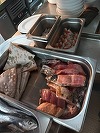 Constanţa: Restaurantul Golful Pescarilor, închis temporar de comisarii de la Protecţia Consumatorilor în urma unei reclamaţii / Au fost găsite produse alimentare fără etichete, o bucătărie improvizată în aer liber, ustensile şi echipamente cu rugină