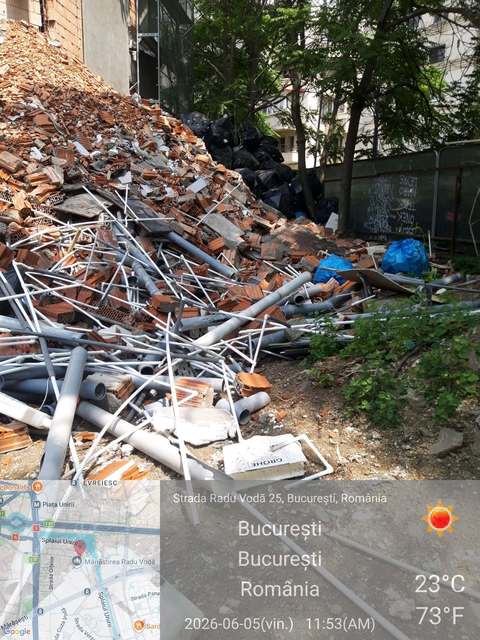 Amendă pe un şantier din Sectorul 4, din cauza poluării – Deşeurile din construcţii erau depozitate direct pe sol şi erau amestecate cu gunoaie din plastic şi polistiren / Firma nu avea montate nici sisteme eficiente pentru reducerea prafului