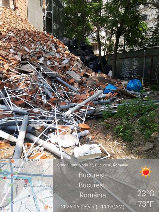 Amendă pe un şantier din Sectorul 4, din cauza poluării – Deşeurile din construcţii erau depozitate direct pe sol şi erau amestecate cu gunoaie din plastic şi polistiren / Firma nu avea montate nici sisteme eficiente pentru reducerea prafului