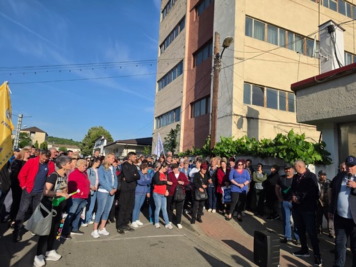 Greva spontană la Fabrica de Arme Cugir, din cauză că angajaţii nu şi-au primit salariile