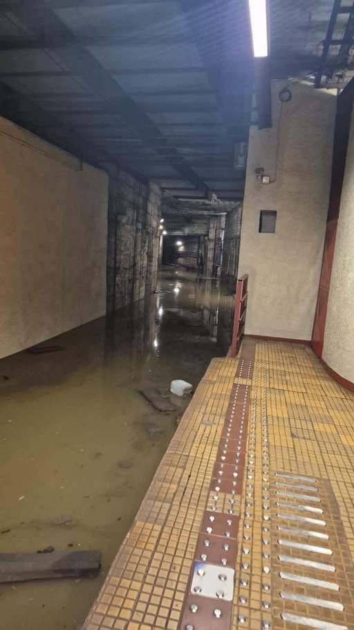 Bucureşti - Staţia de metrou Piaţa Victoriei 2, închisă temporar ca urmare a infiltraţiilor provocate de precipitaţiile abundente - FOTO
