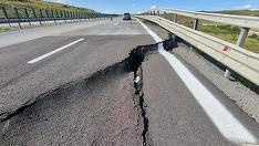 DRDP Cluj a sesizat Prefectura judeţului pentru luarea măsurilor necesare în cazul surpării unei porţiuni a autostrăzii A10 Sebeş-Turda/ Zona este monitorizată permanent, iar marţi încep lucrările pentru punerea în siguranţă a sectorului afectat