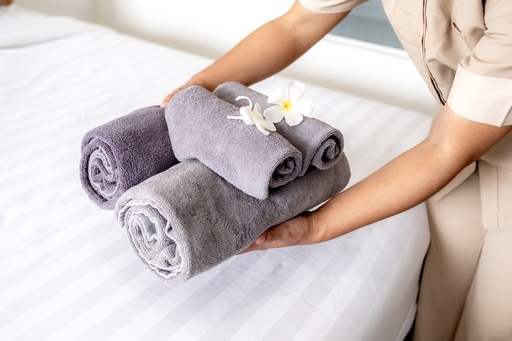 Sondaj Travelminit: Aproape patru din zece hotelieri spun că turiştii lasă camerele murdare, iar şi mai mulţi se plâng că oaspeţii aduc mâncare şi băuturi din exterior. Prosopul, ”suvenirul” gratuit
